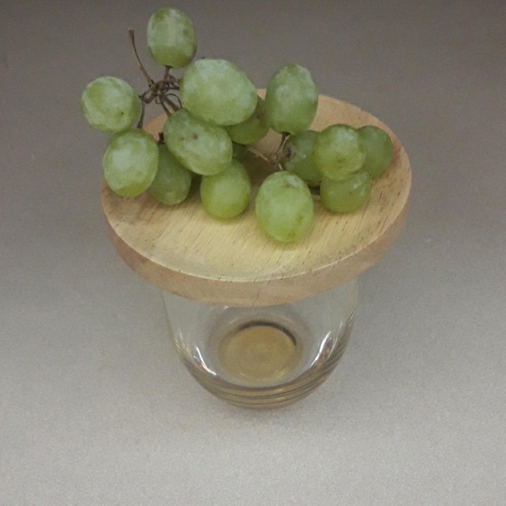 Stemless glasses and plates set.